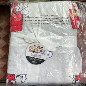 Peanuts VelvetSoft Throw